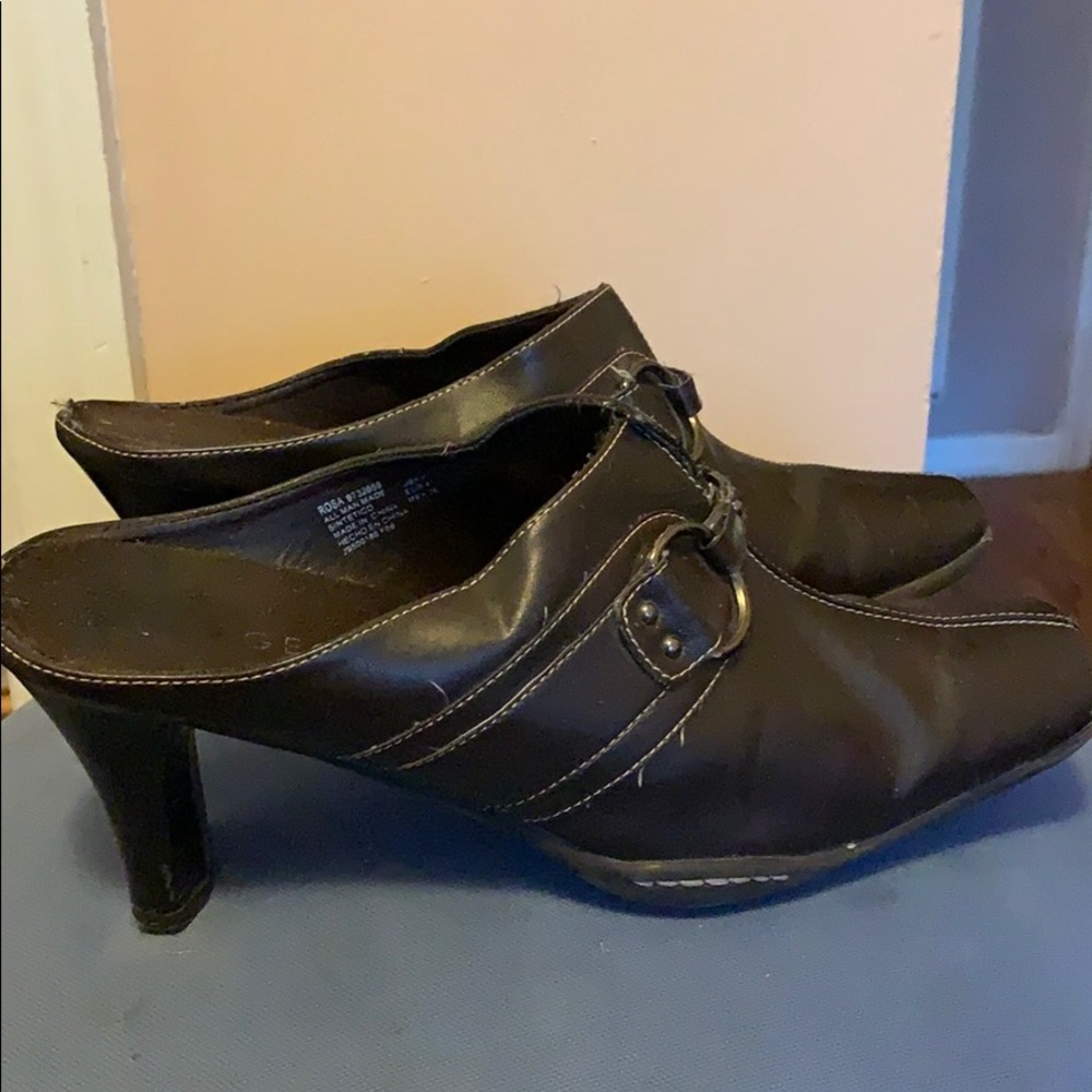 No back low heels with front buckles.